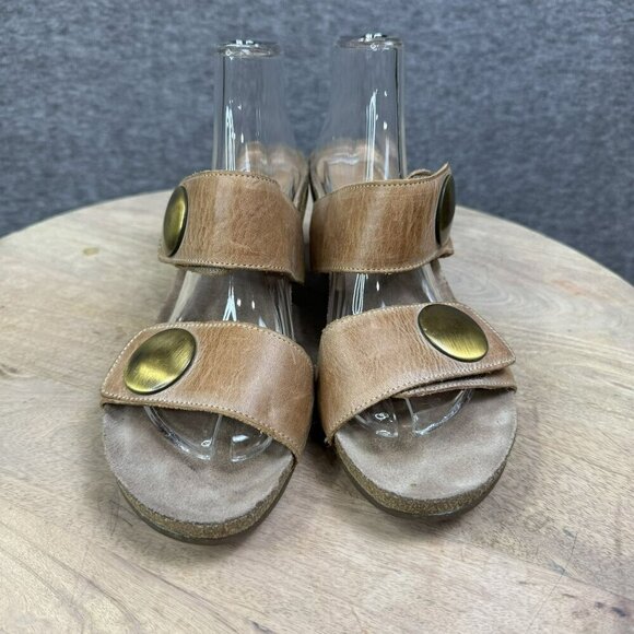TAOS Soft Leather Womens Wedge Cork Sandals With Brass Accents Size 40 VGUC - Picture 3 of 7